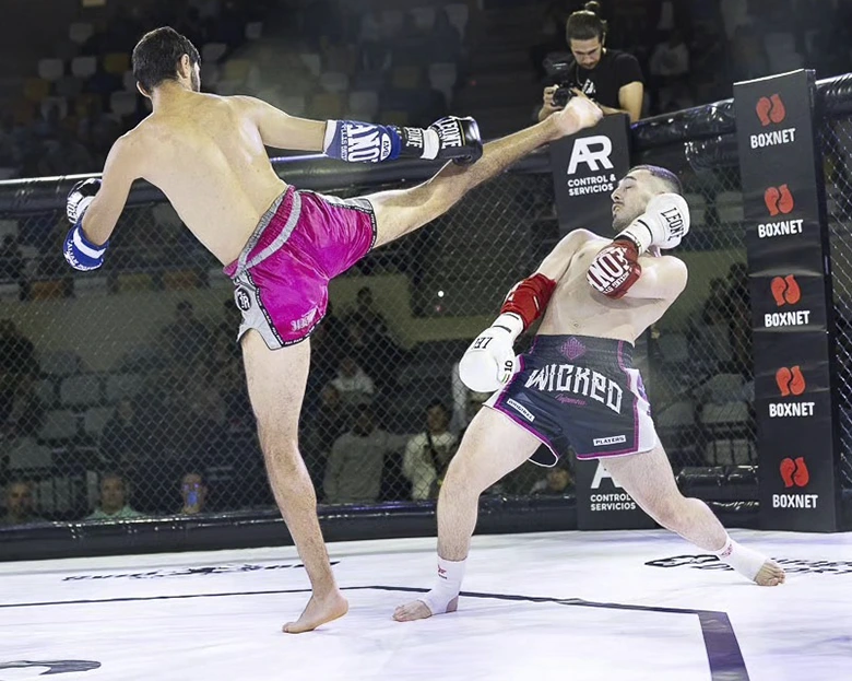 dos luchadores peleando