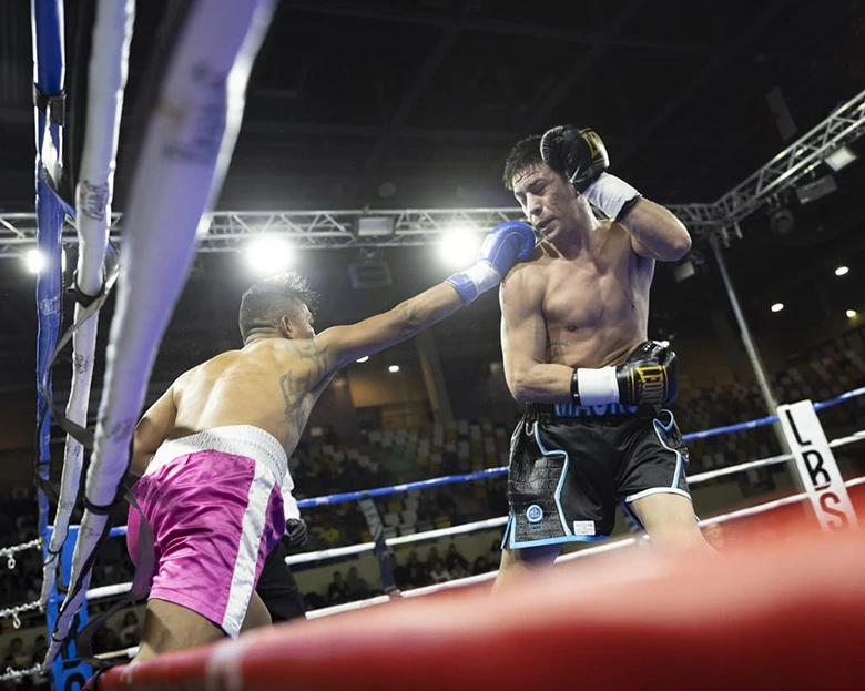 dos boxeadores en el ring