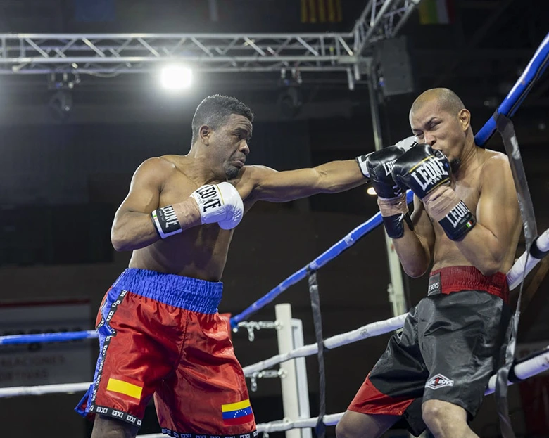 dos boxeadores en el ring