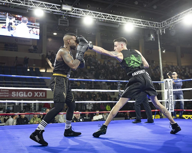 dos boxeadores en el ring