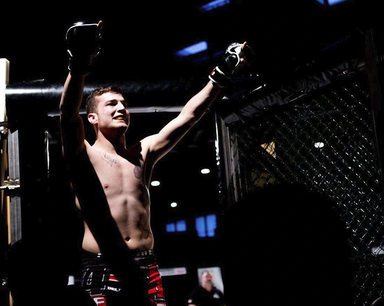 luchador levantando los brazos