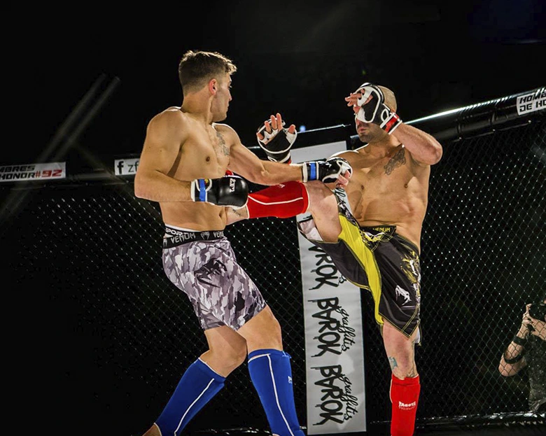 dos luchadores peleando
