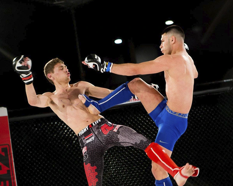 dos luchadores peleando