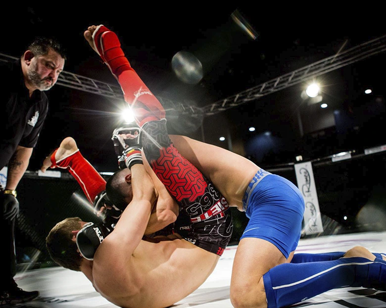 dos luchadores peleando