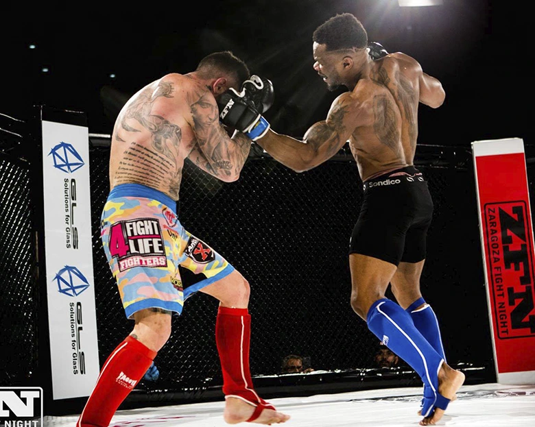 dos luchadores peleando