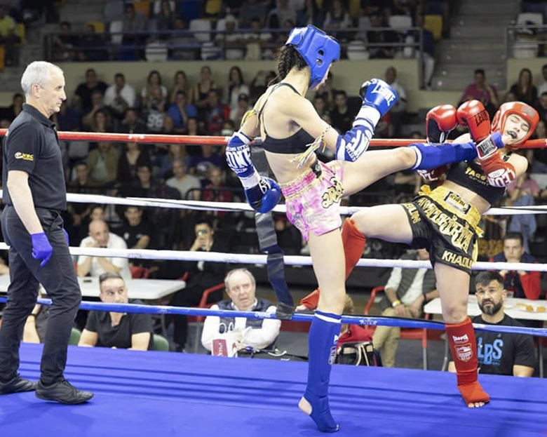 dos luchadoras peleando