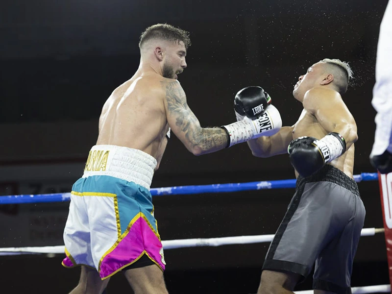 dos boxeadores en el ring